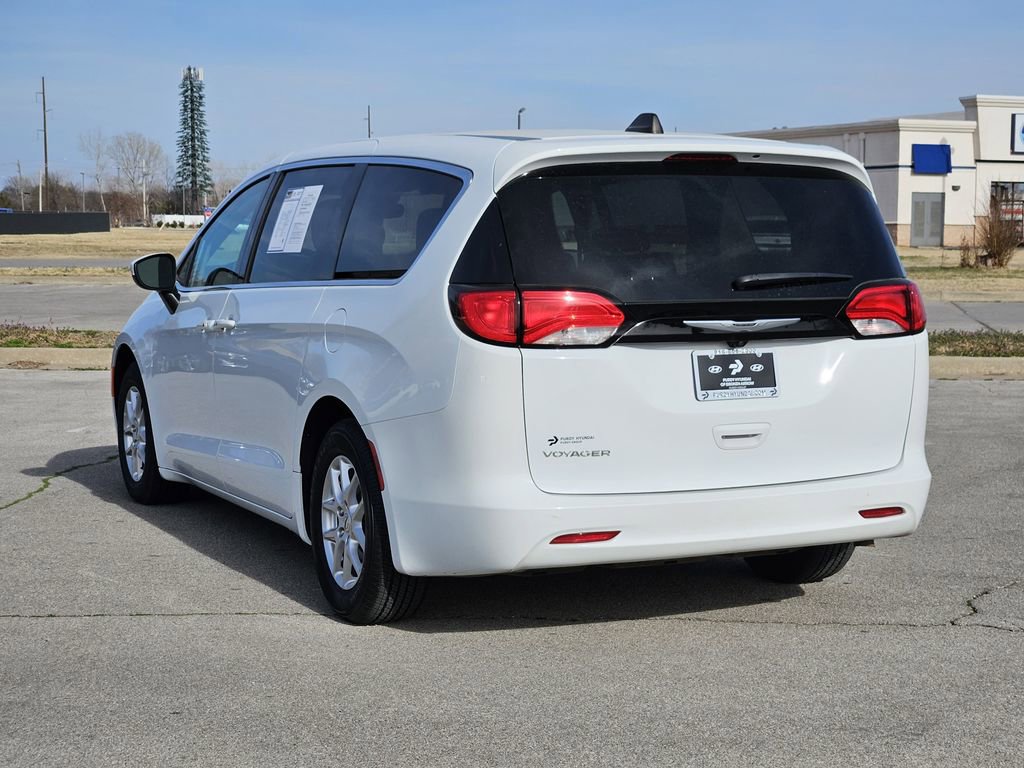 Used 2023 Chrysler Voyager LX image 3