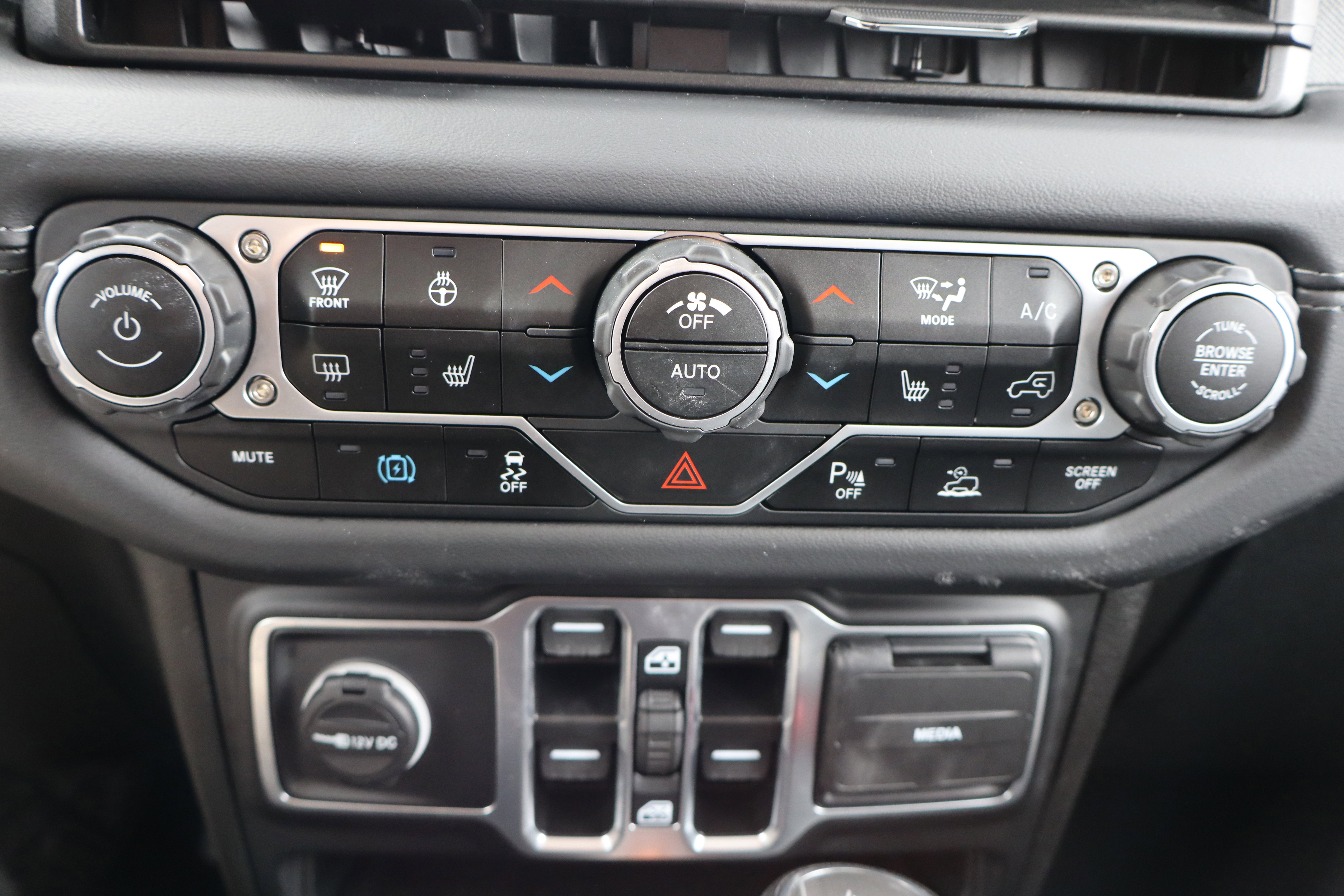 Used 2025 Jeep Wrangler Sahara w/ Safety Group image 23