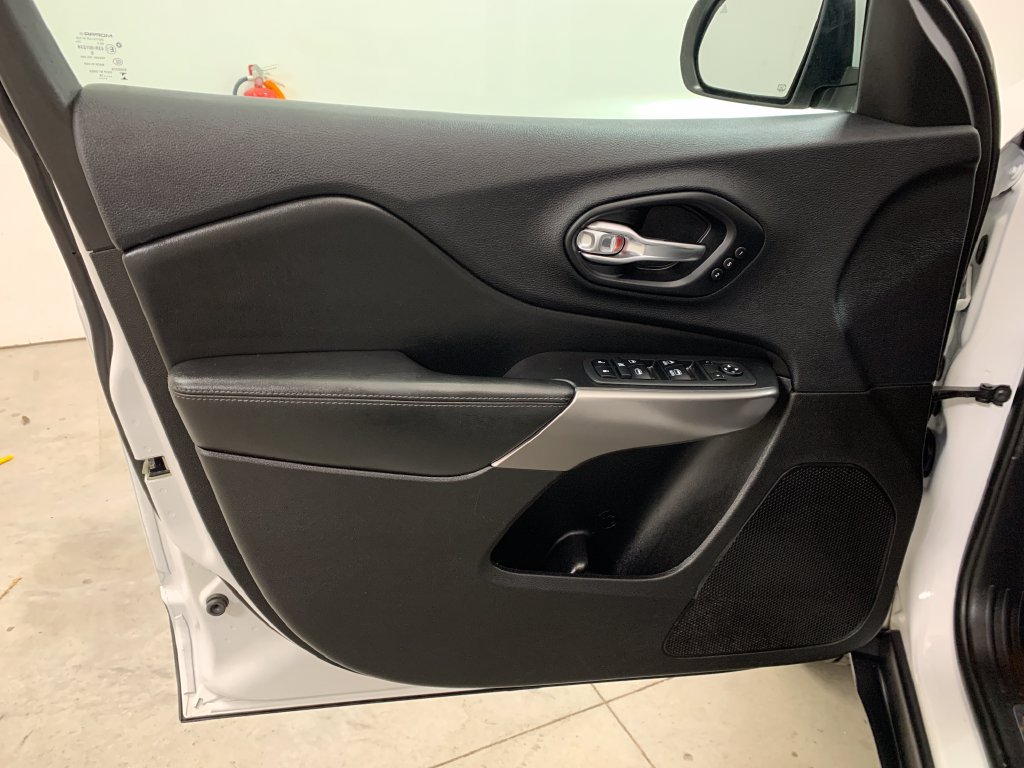 Used 2019 Jeep Cherokee Limited w/ Luxury Group AWD/4WD image 7