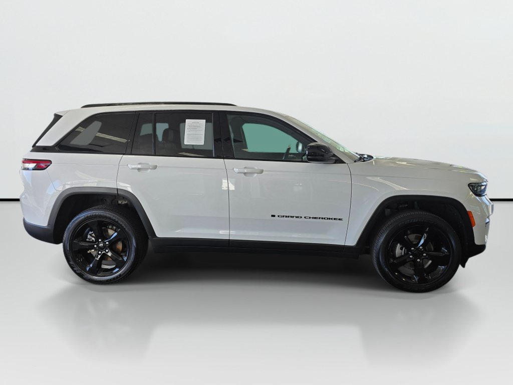 Used 2023 Jeep Grand Cherokee Altitude AWD/4WD image 6