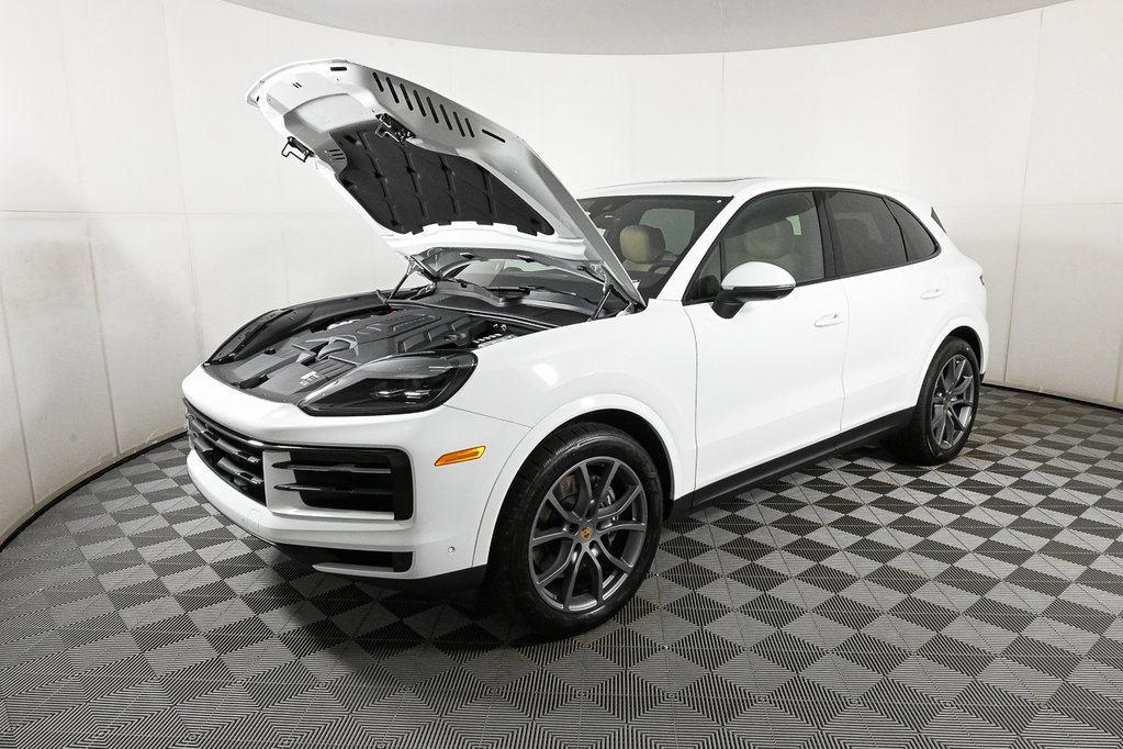 Used 2025 Porsche Cayenne image 35