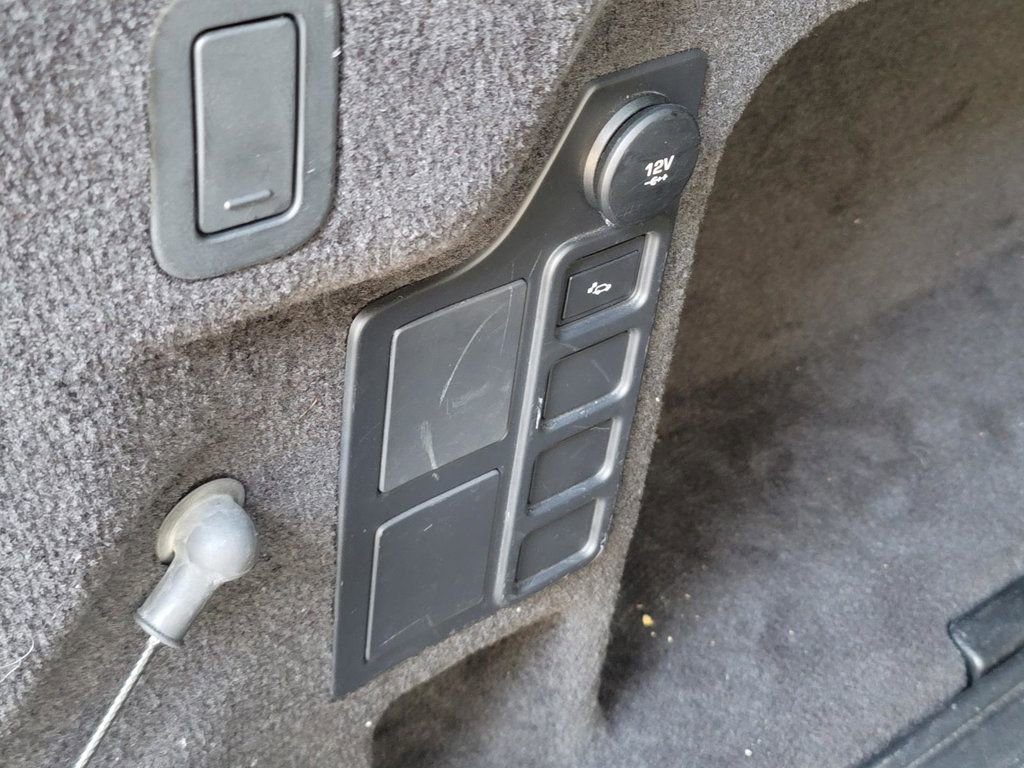 Used 2020 Land Rover Discovery SE image 13