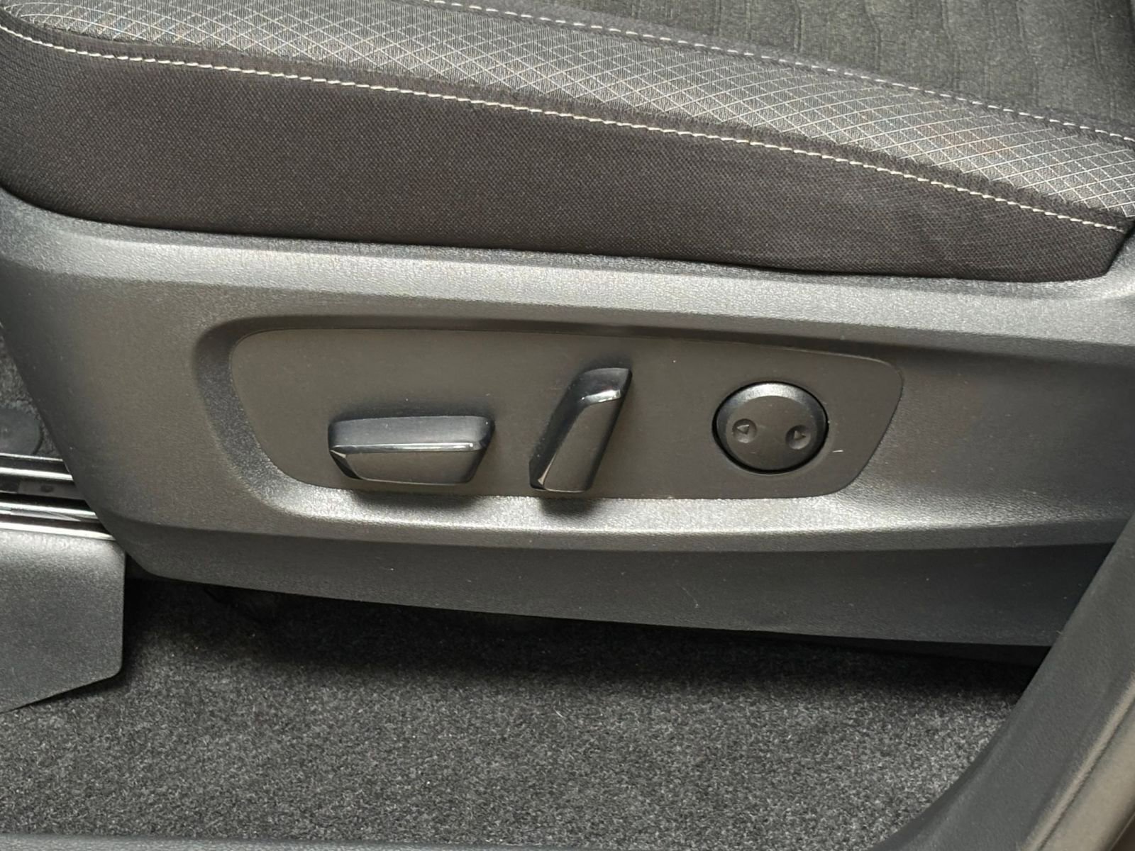 Used 2025 Nissan Pathfinder SV FWD image 22