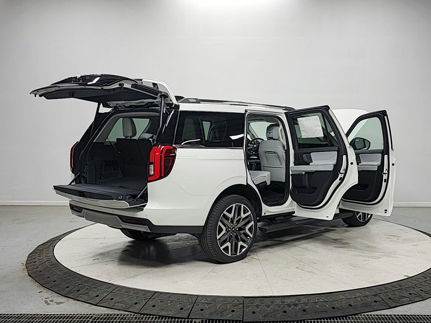 New 2026 Ford Expedition Platinum image 15