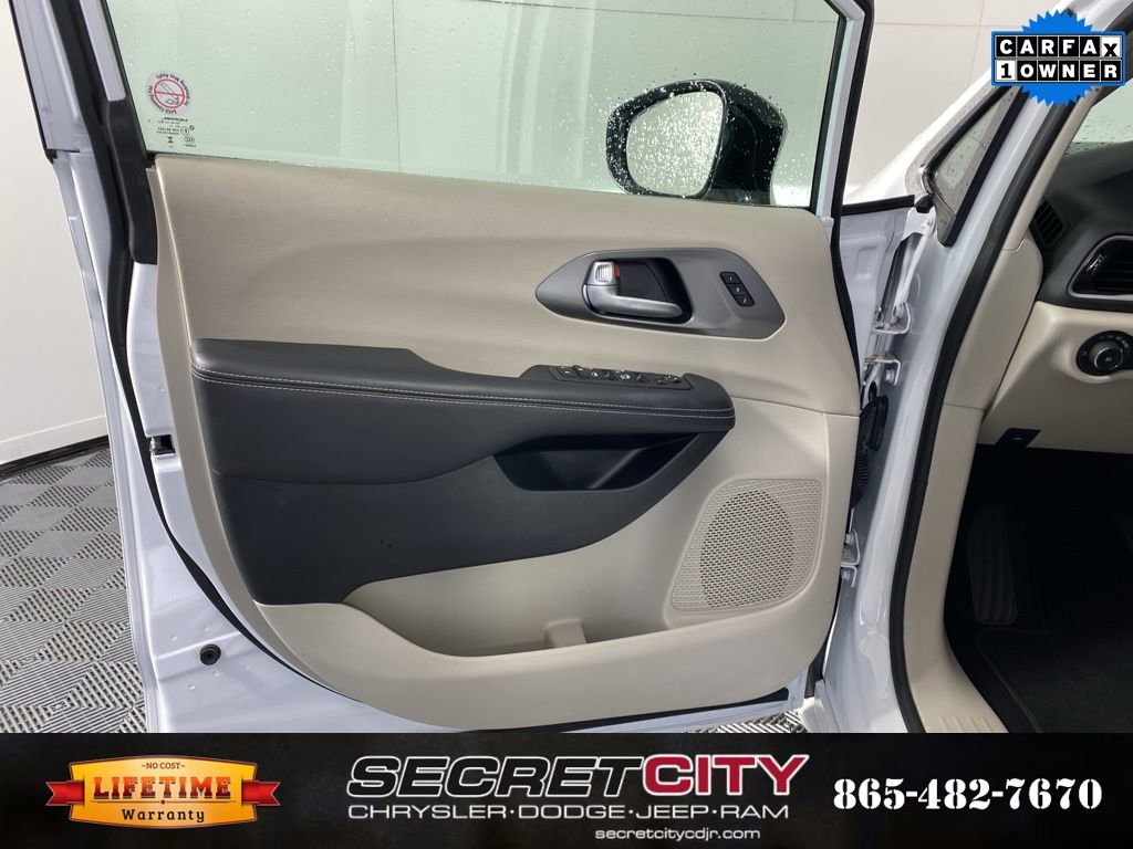 Used 2024 Chrysler Pacifica Touring-L image 12