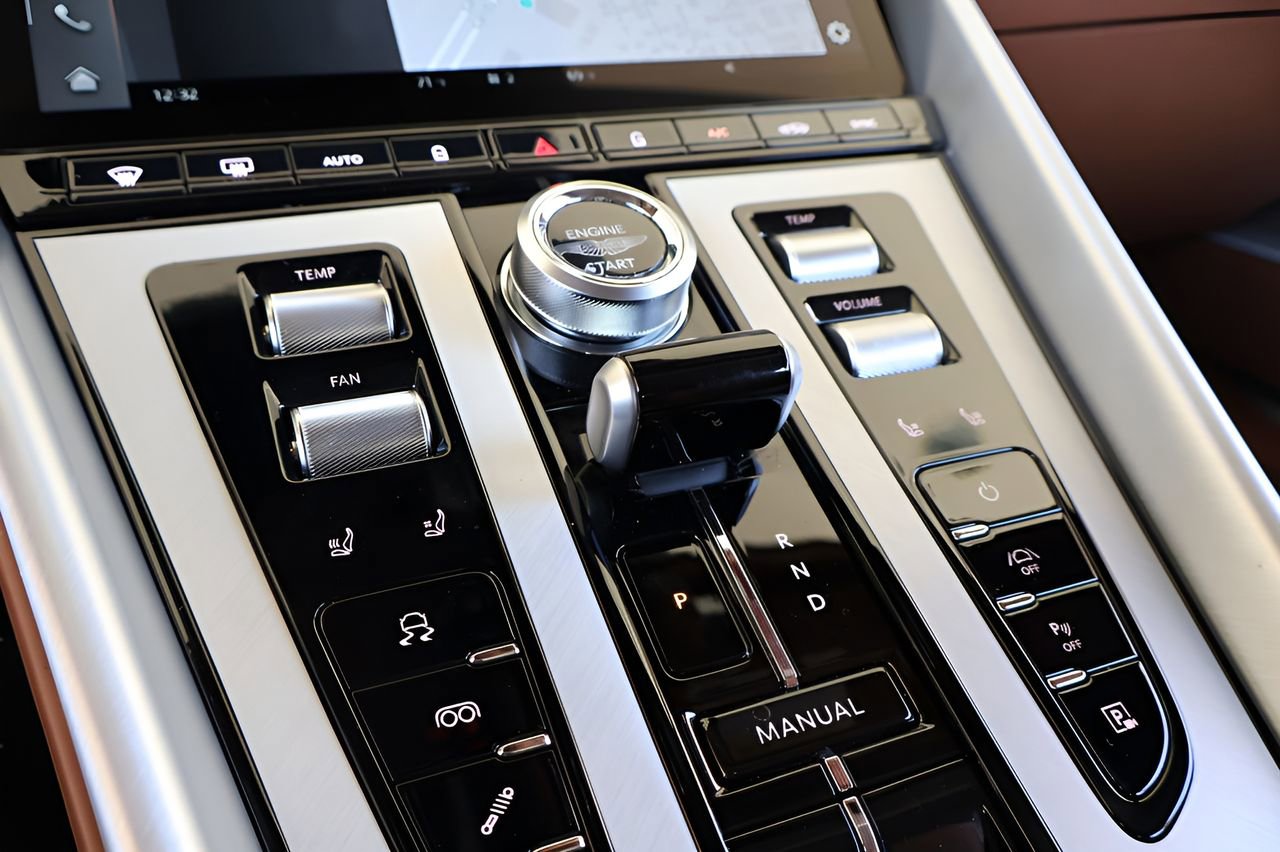 Used 2024 Aston Martin DB12 Convertible image 27