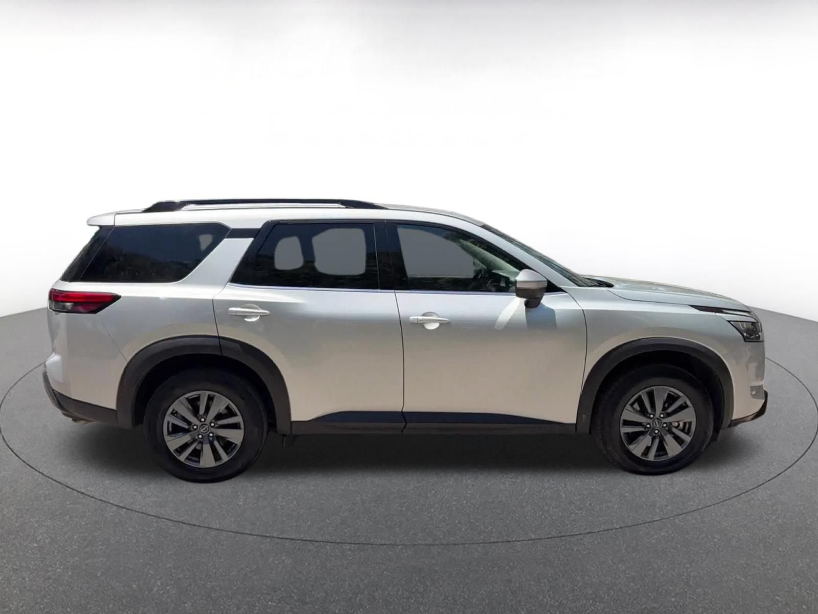 Used 2025 Nissan Pathfinder SV FWD image 16