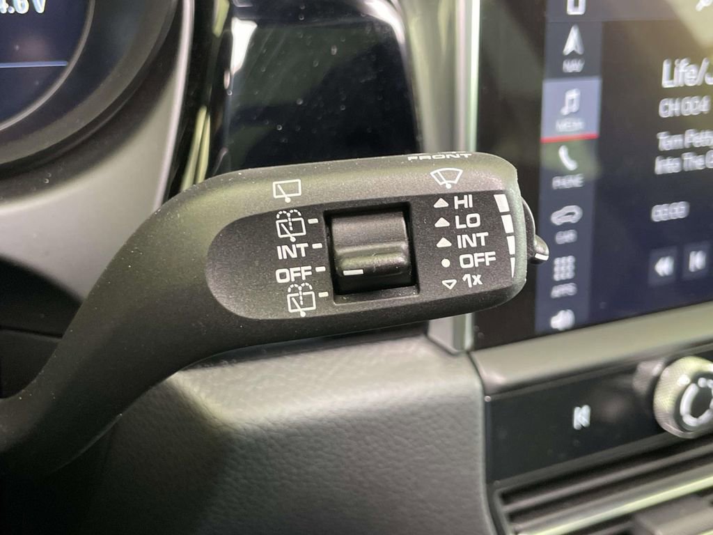 Certified 2025 Porsche Macan AWD/4WD image 43