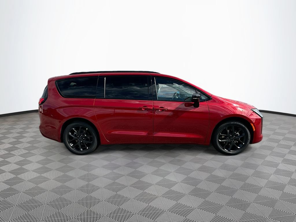 New 2027 Chrysler Pacifica Limited FWD image 10