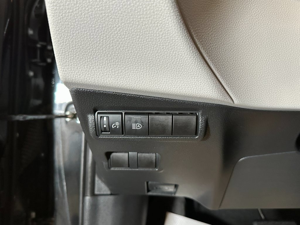 Used 2023 Toyota Corolla Cross L AWD/4WD image 16