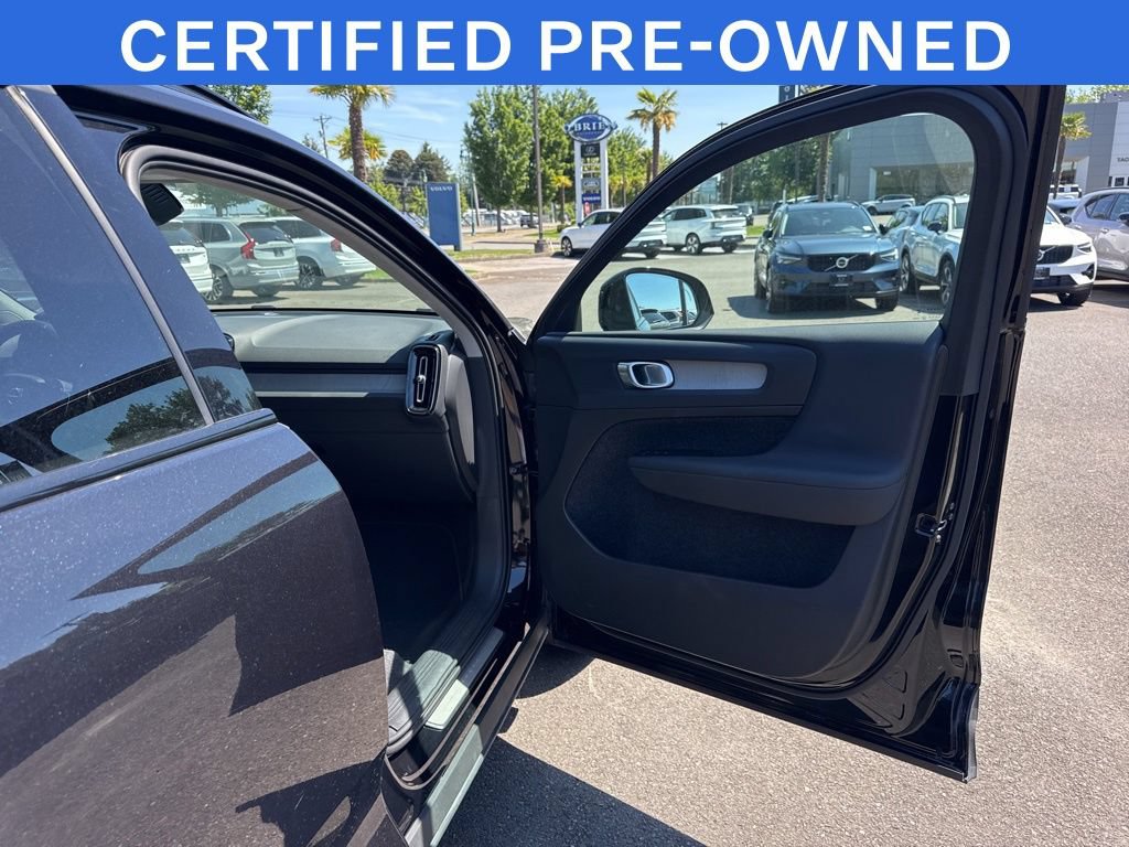 Certified 2025 Volvo XC40 B5 Plus AWD/4WD image 19