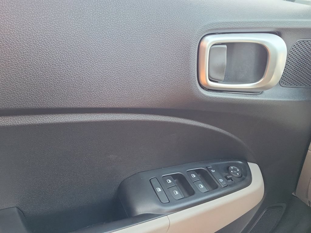Certified 2024 Hyundai Venue SEL FWD image 23