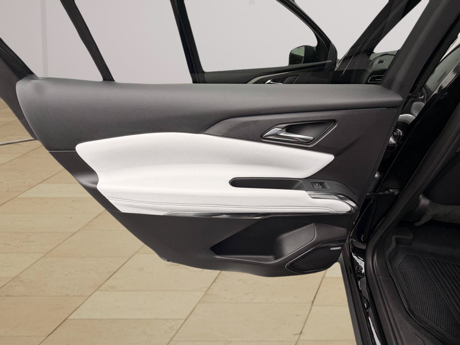 Used 2025 Chevrolet Traverse High Country FWD image 97