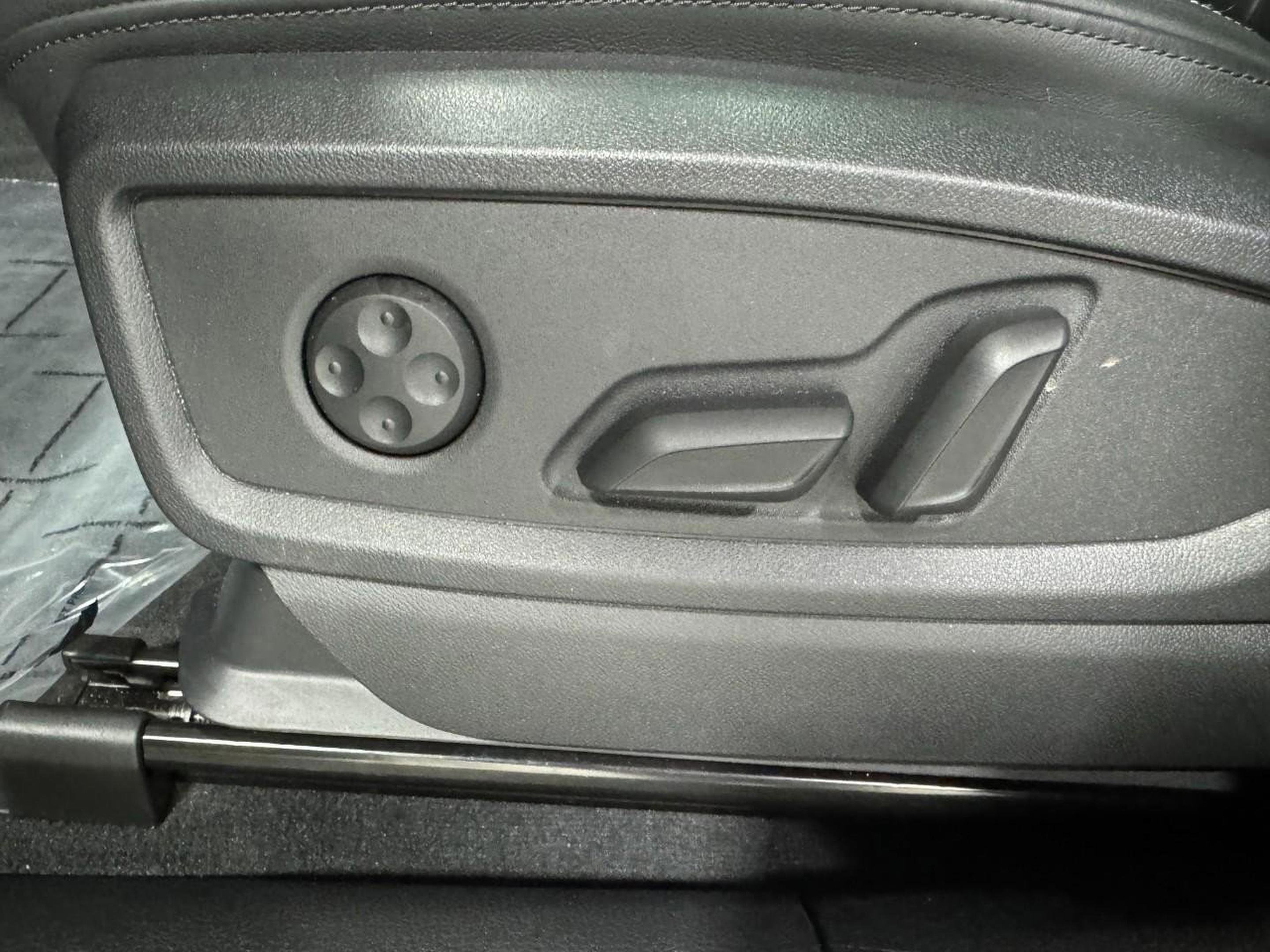 Certified 2025 Audi Q5 2.0T Premium w/ Convenience Plus Package image 29