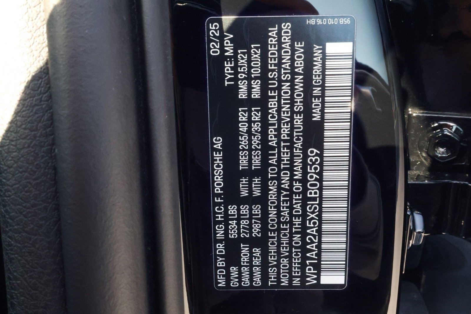 Certified 2025 Porsche Macan image 25