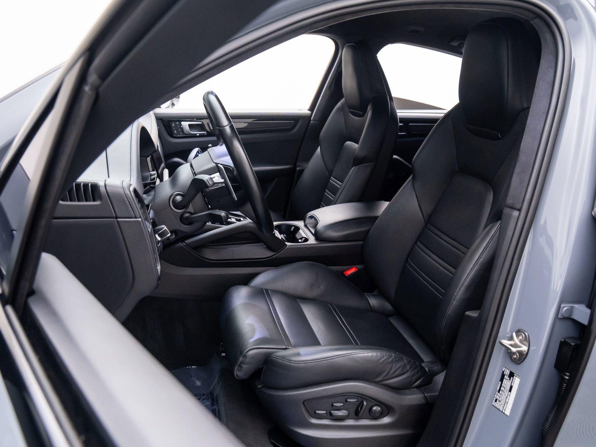 Certified 2022 Porsche Cayenne Turbo GT AWD/4WD image 5