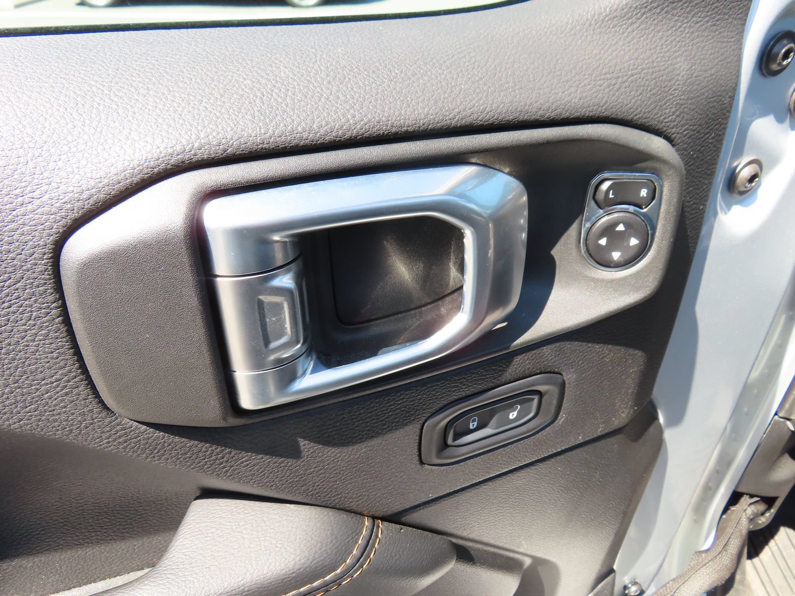 Used 2023 Jeep Wrangler Unlimited Sahara AWD/4WD image 14