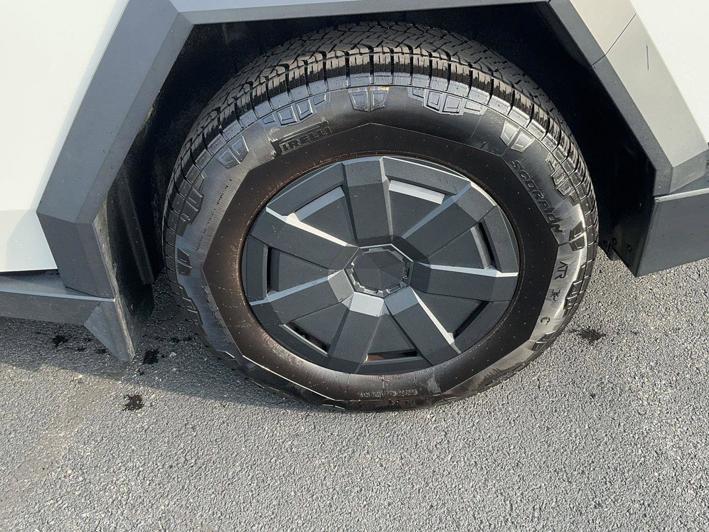 Used 2025 Tesla Cybertruck AWD Crew Cab image 11