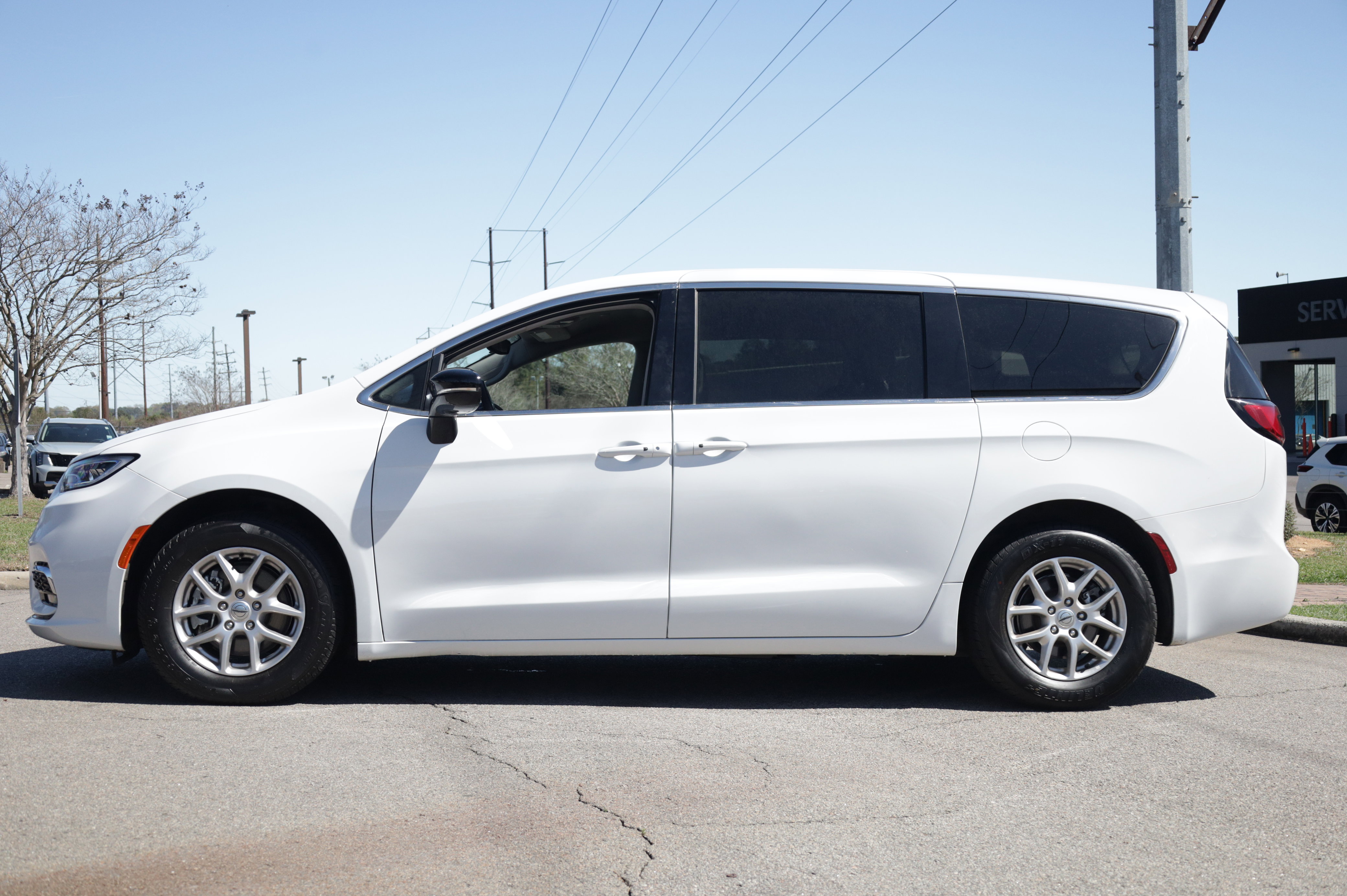 Used 2024 Chrysler Pacifica Touring-L image 2