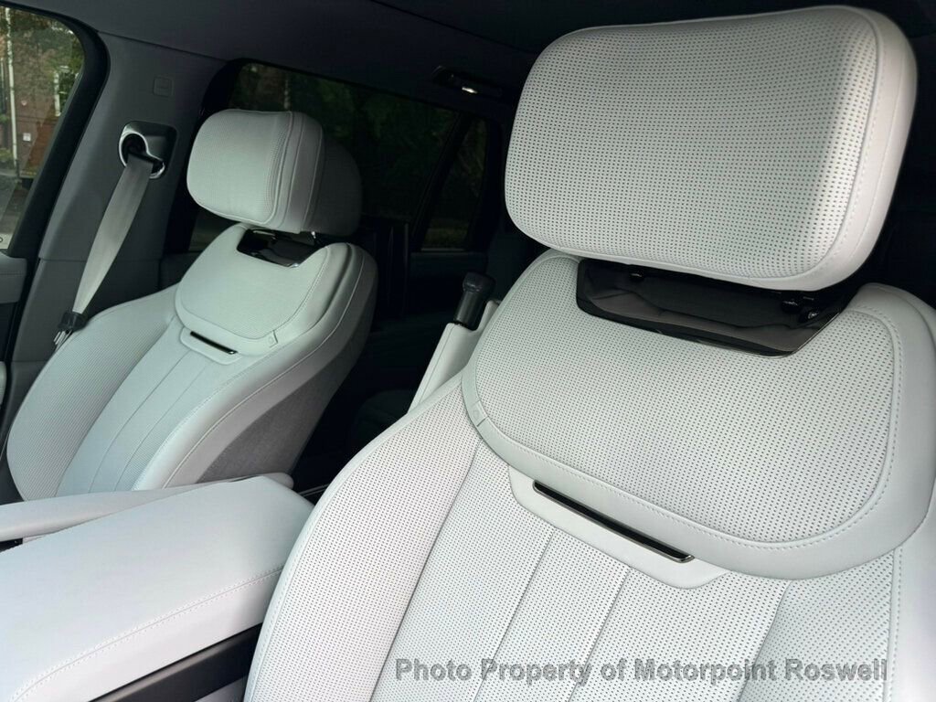 Used 2025 Land Rover Range Rover SV image 25