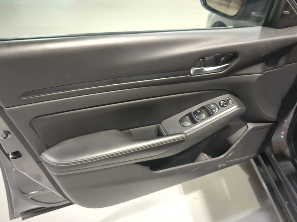 Used 2024 Nissan Altima 2.5 SV FWD image 14