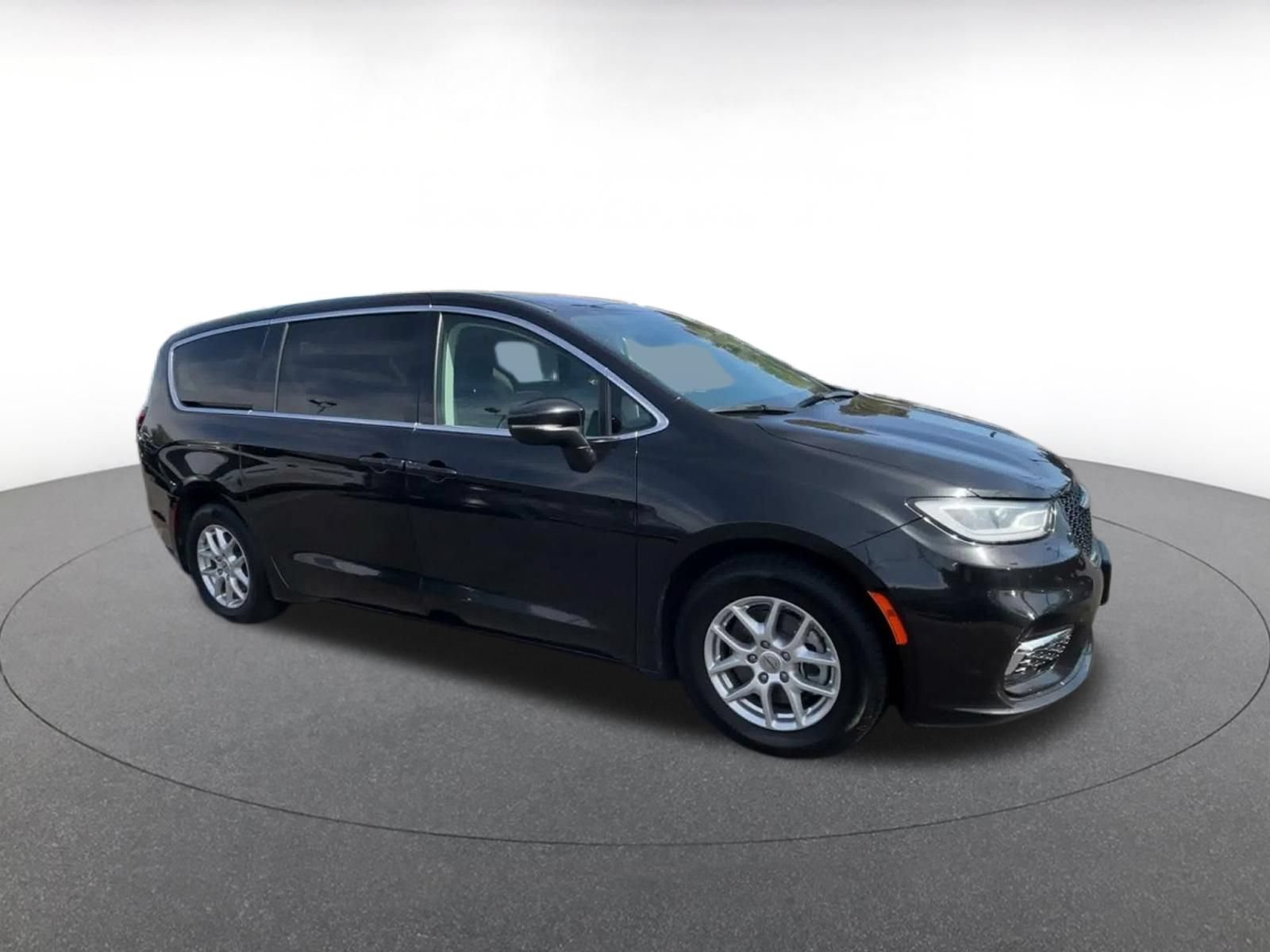 Used 2023 Chrysler Pacifica Touring-L FWD image 2