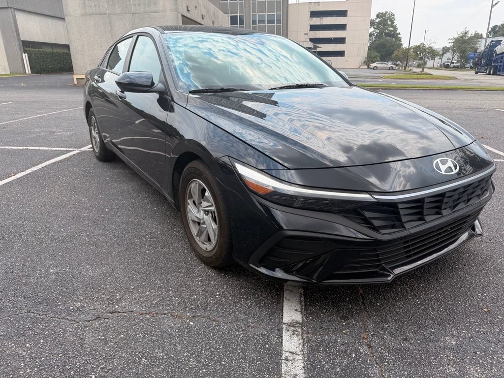 Used 2026 Hyundai Elantra SE FWD image 3