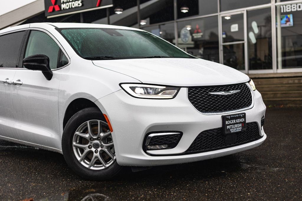 Used 2024 Chrysler Pacifica Touring-L video 3