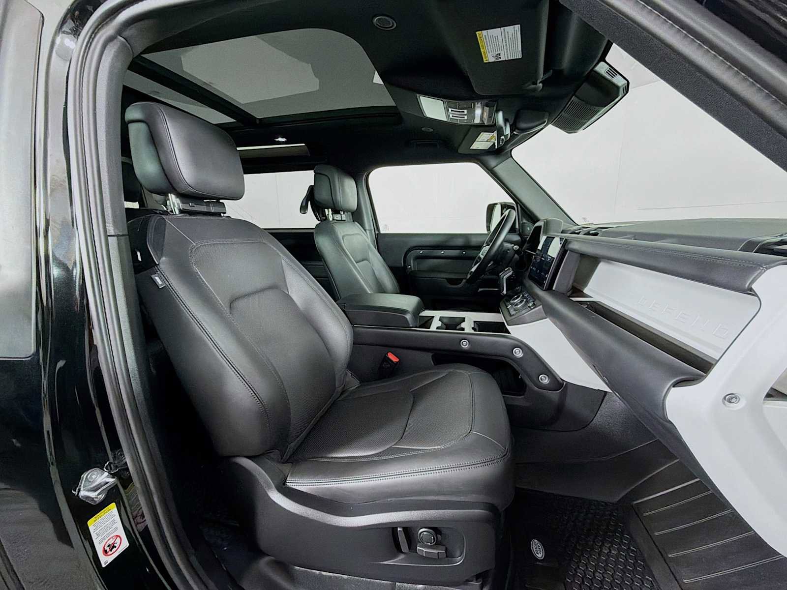 Used 2025 Land Rover Defender 90 X-Dynamic SE image 27