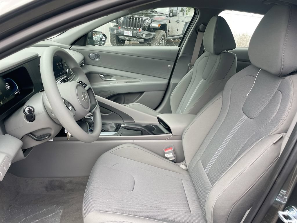 Used 2025 Hyundai Elantra SE FWD image 38