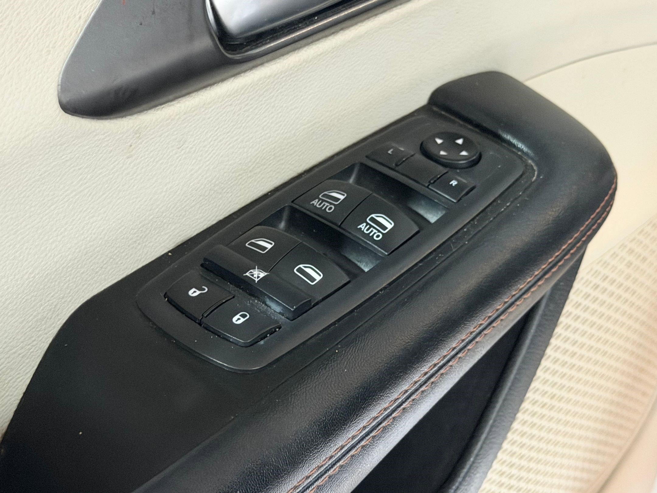 Used 2020 Chrysler Pacifica Touring-L FWD image 24