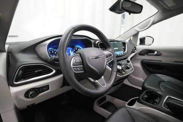 Certified 2024 Chrysler Pacifica Touring-L image 8