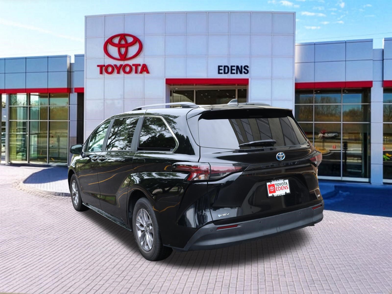 Certified 2025 Toyota Sienna XLE FWD image 8