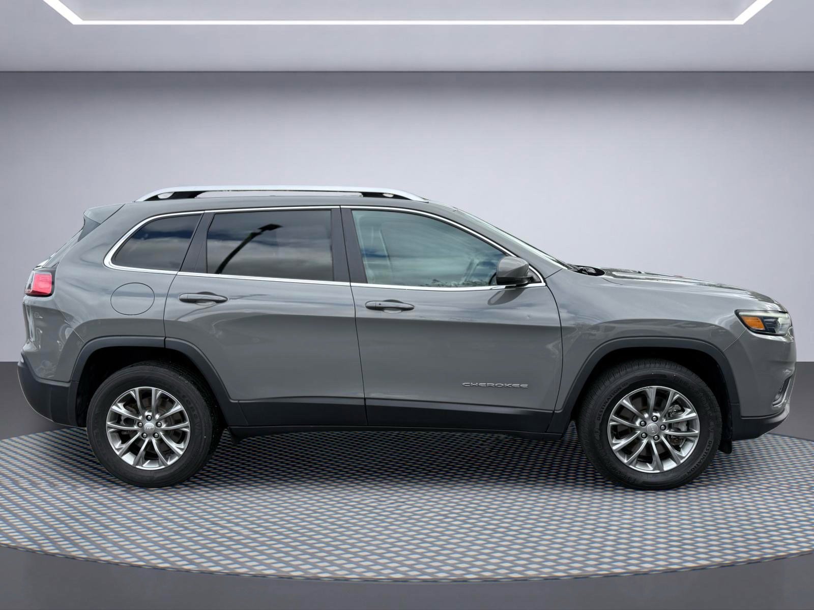 Used 2019 Jeep Cherokee Latitude Plus w/ Cold Weather Group AWD/4WD image 6