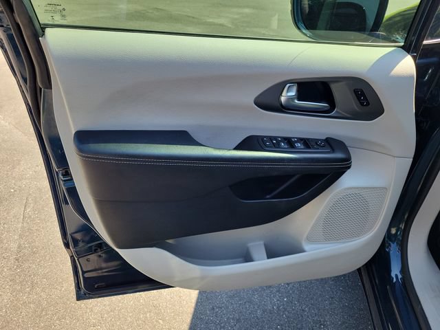 Used 2022 Chrysler Pacifica Touring-L AWD/4WD image 17