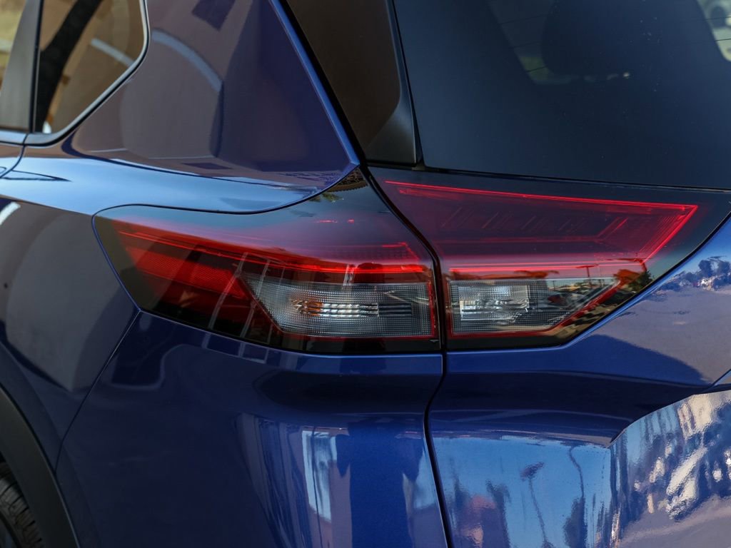 Used 2023 Nissan Rogue SV image 7