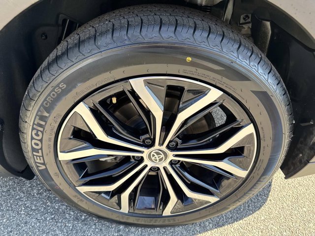 Certified 2023 Toyota Crown Limited image 32