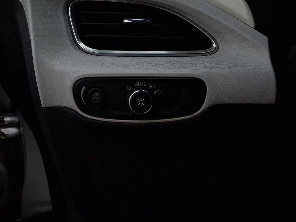 Used 2017 Chevrolet Bolt Premier image 13