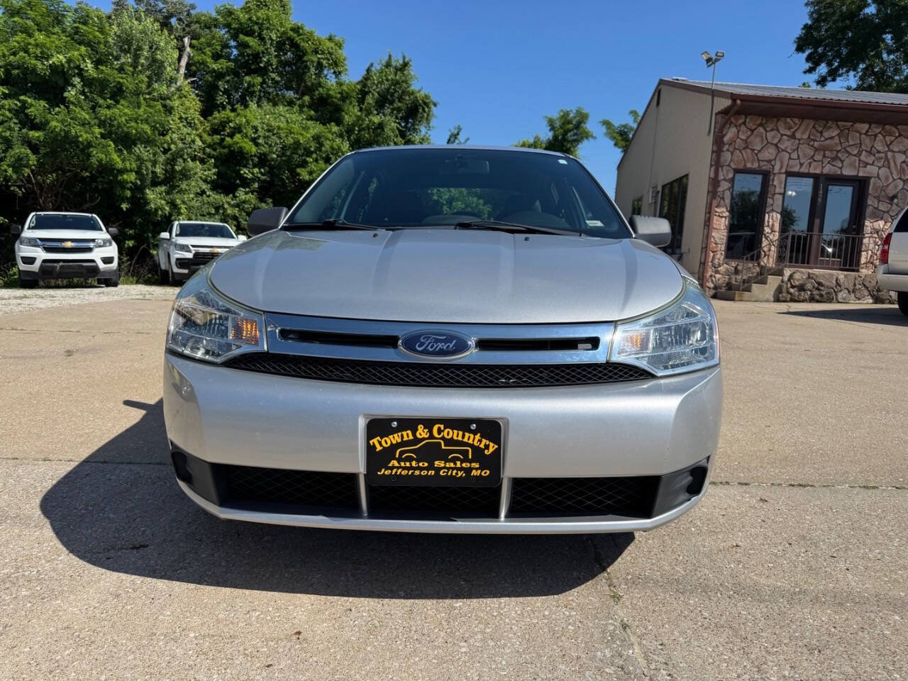 Used 2010 Ford Focus SE FWD image 2