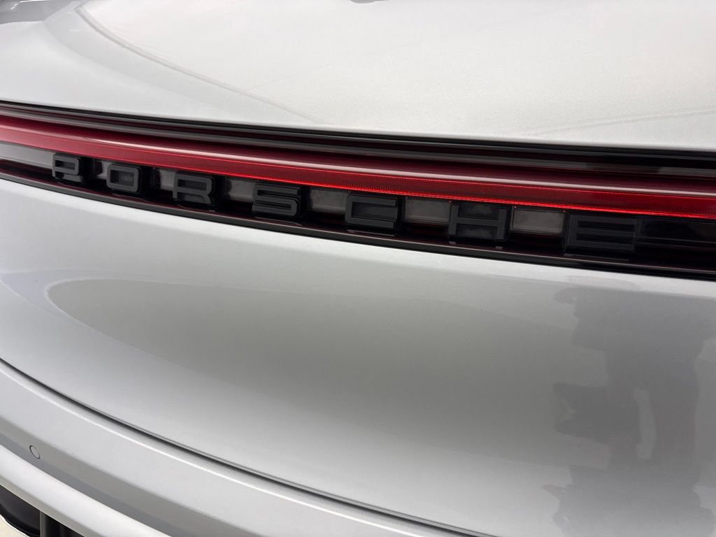 Certified 2023 Porsche Macan AWD/4WD image 11