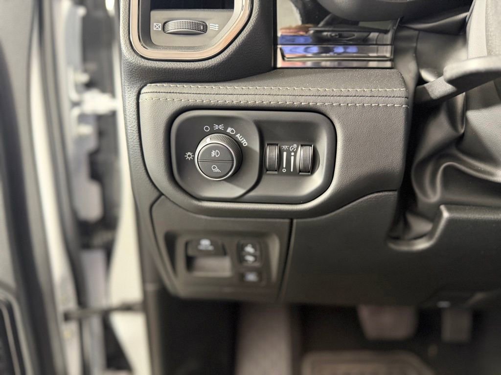 Used 2025 RAM 1500 Limited AWD/4WD image 32