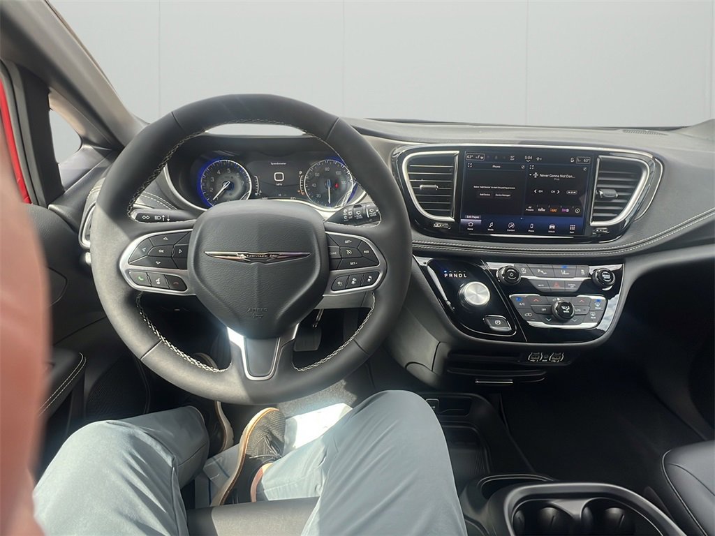 New 2025 Chrysler Pacifica Select image 9