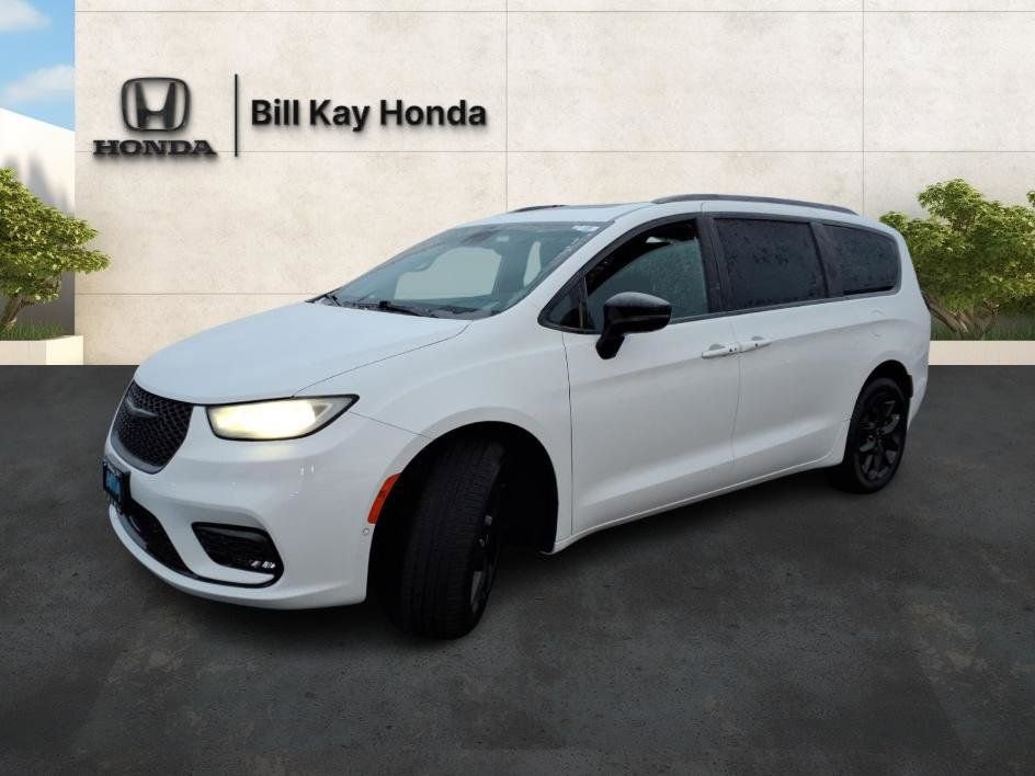 Used 2023 Chrysler Pacifica Limited w/ Uconnect Theater Family Group image 7