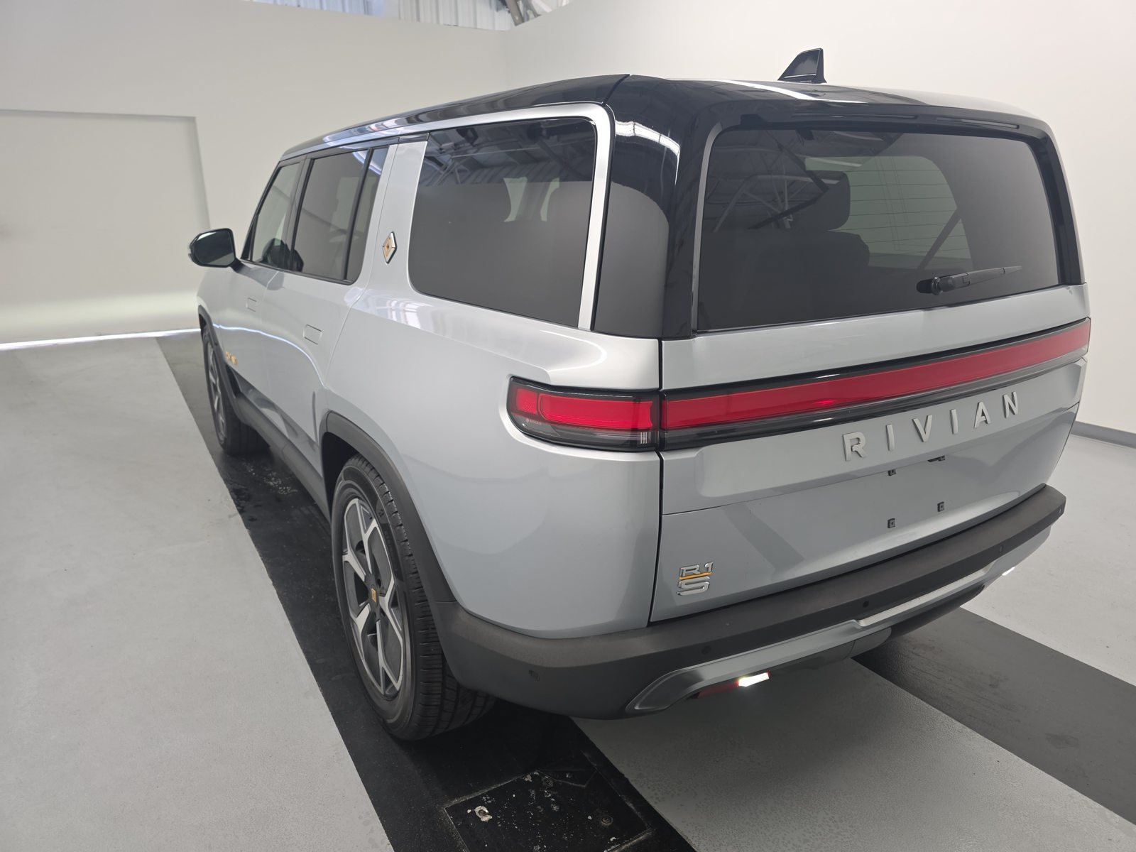 Used 2024 Rivian R1S Adventure Quad AWD/4WD image 3