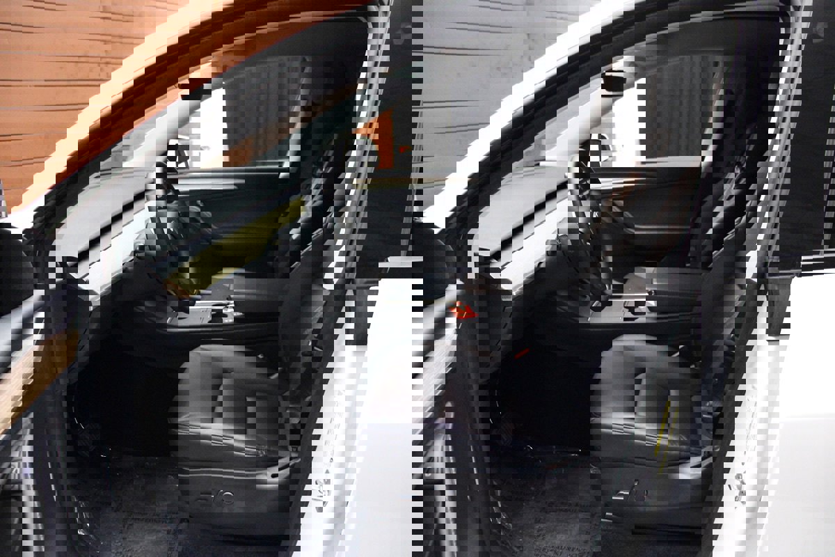 Used 2022 Tesla Model Y Long Range image 32