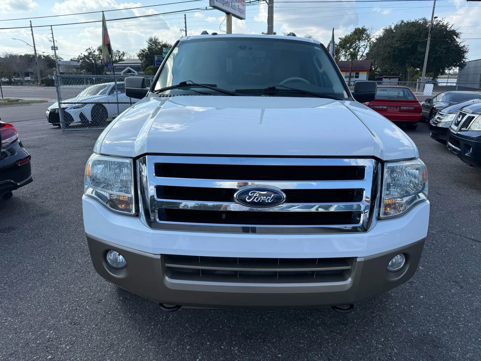 Used 2014 Ford Expedition XLT w/ Equipment Group 202A AWD/4WD image 2