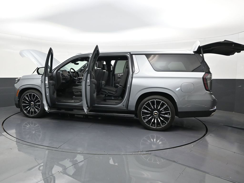 Used 2025 Chevrolet Suburban High Country AWD/4WD image 30