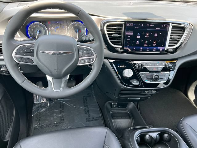 Used 2025 Chrysler Pacifica Select FWD image 2