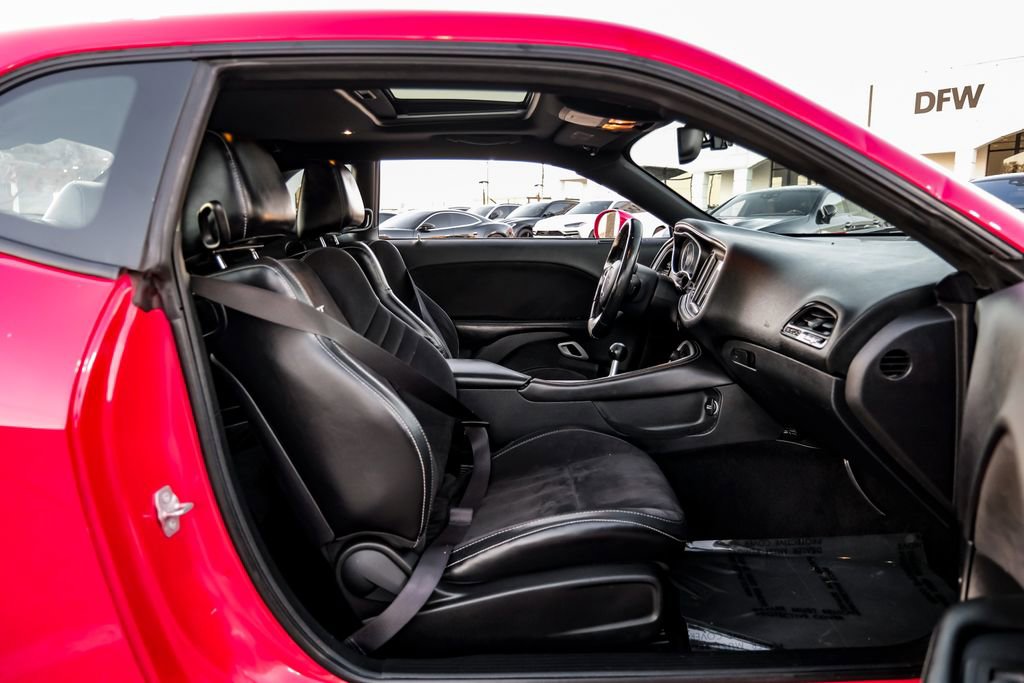 Used 2015 Dodge Challenger SRT w/ Technology Group image 36