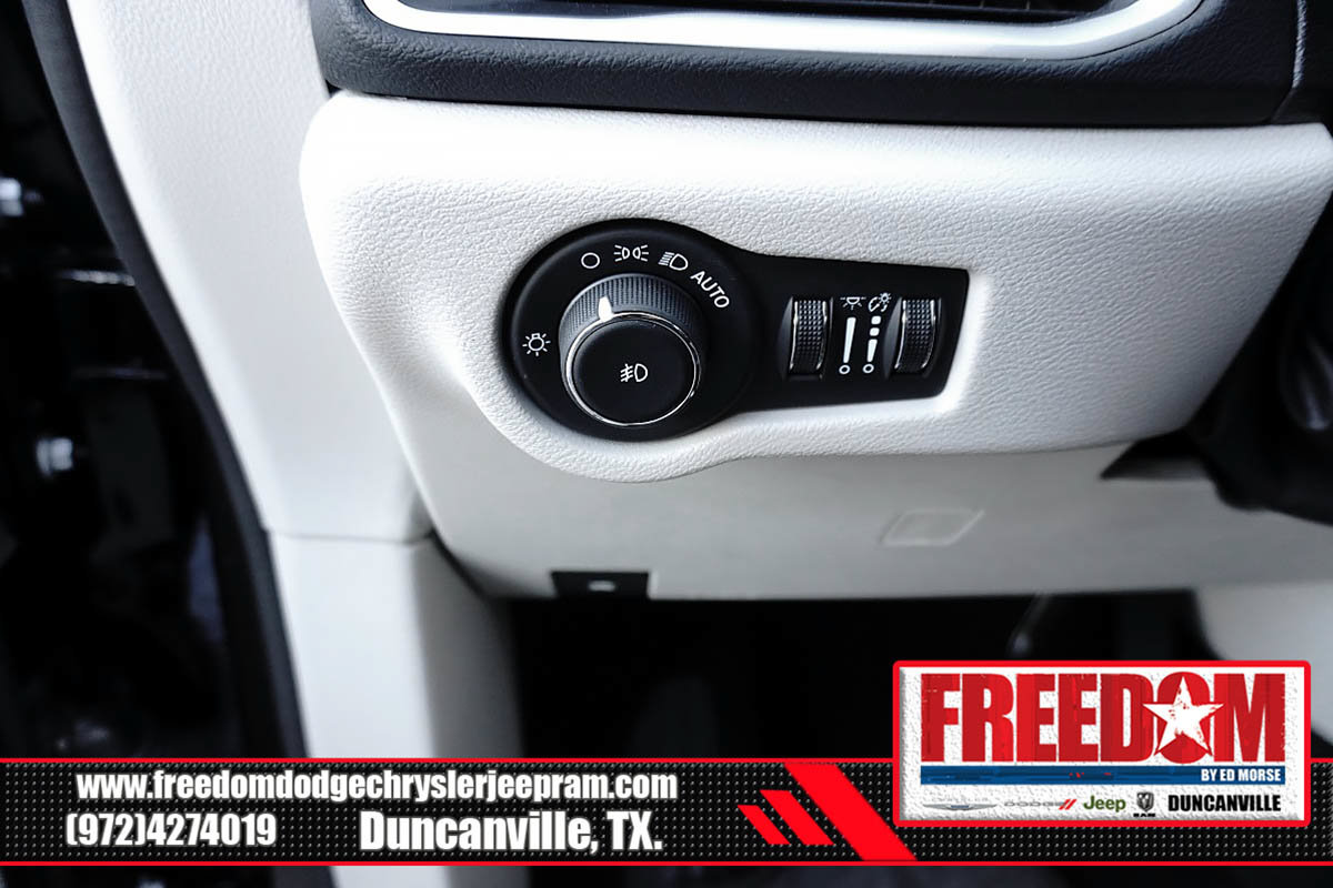 Certified 2024 Chrysler Pacifica Touring-L FWD image 24